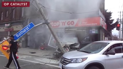Une voiture s'ecrase dans un magasin en ratant son virage