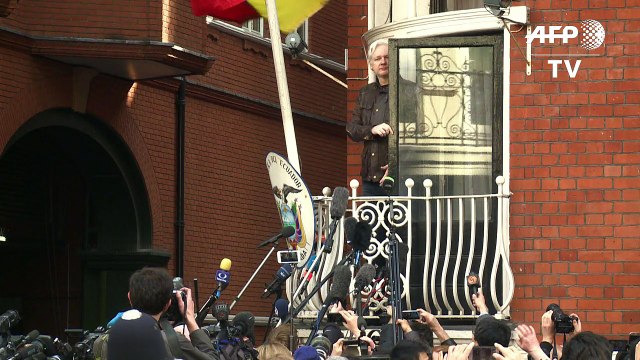 Ecuador corta comunicaciones a Assange