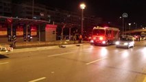 Kaza Yapan İki Araç Tramvay Durağına Çarptı