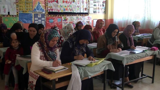 Hakkarili kadınlardan okuma yazma kursuna yoğun ilgi