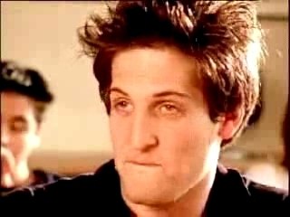 Video divertenti - fa piedino ad una compagna e...