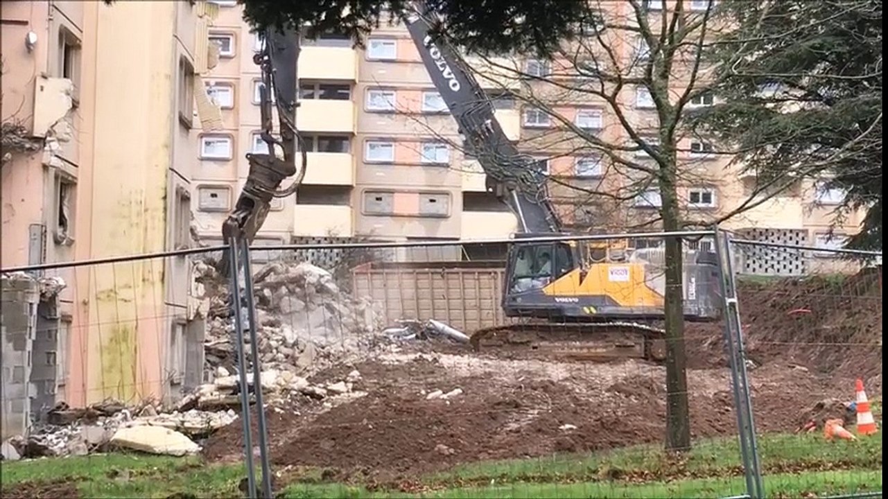 Le Creusot première démolition au quartier Harfleur la tour G grignotée