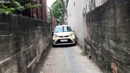 Ça passe à l'aise !!! Prendre un raccourci en voiture...