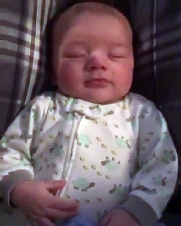 Ce bébé fait semblant de dormir.. et se marre !!