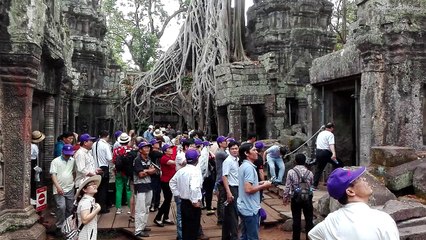 So Wonderful crowded tourists in this Holiwood Temple
