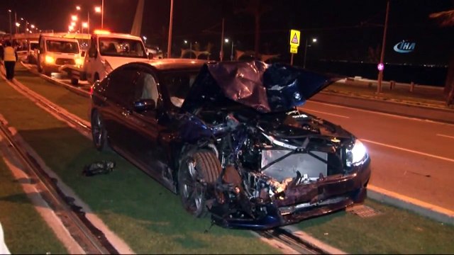 Kaza Yapan Araçlar Tramvay Durağına Çarptı