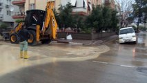 Antalya'da aşırı yağış sonrası yollarda göçük oluştu, araçlar mahsur kaldı