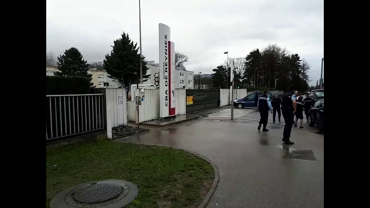 Une voiture fonce sur des militaires à Varces : des recherches en cours
