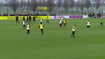 borussia dortmund antrenmanında kafa golü atan usain bolt