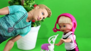 Ken Ensina o Filho Gustavo Andar de Bicicleta em Português Barbie Doll Story