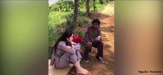 Nam Em tiều tụy ngồi nghe giảng đạo sau khi xuất viện