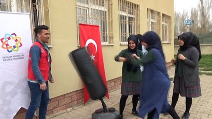Öğrenciler 'Mobil gençlik merkezi' ile eğleniyor