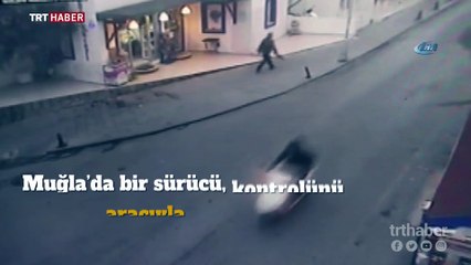 Yoldan çıkan otomobil dükkana girdi