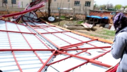 Okulun kopan çatısı evin bahçesine düştü