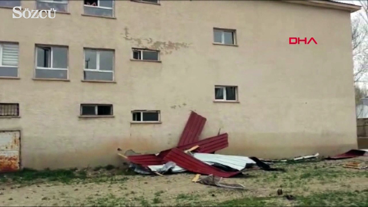Van’da şiddetli rüzgardan okulun çatısı uçtu