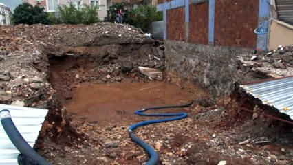 Antalya'da sağanak yağış sonrası evleri su bastı