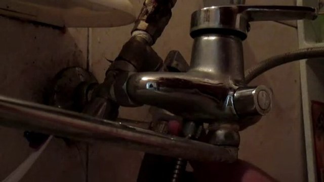 Как поменять шлангу душа.