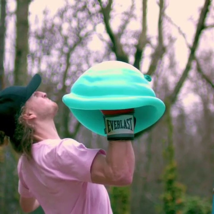 Gant de boxe vs Ballon remplit d'eau