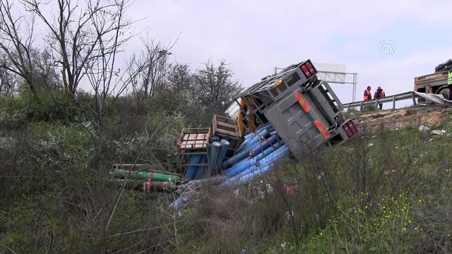 Tüp yüklü kamyon devrildi - TEKİRDAĞ