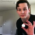 Kevin Parry réalise un tour avec une balle de ping pong