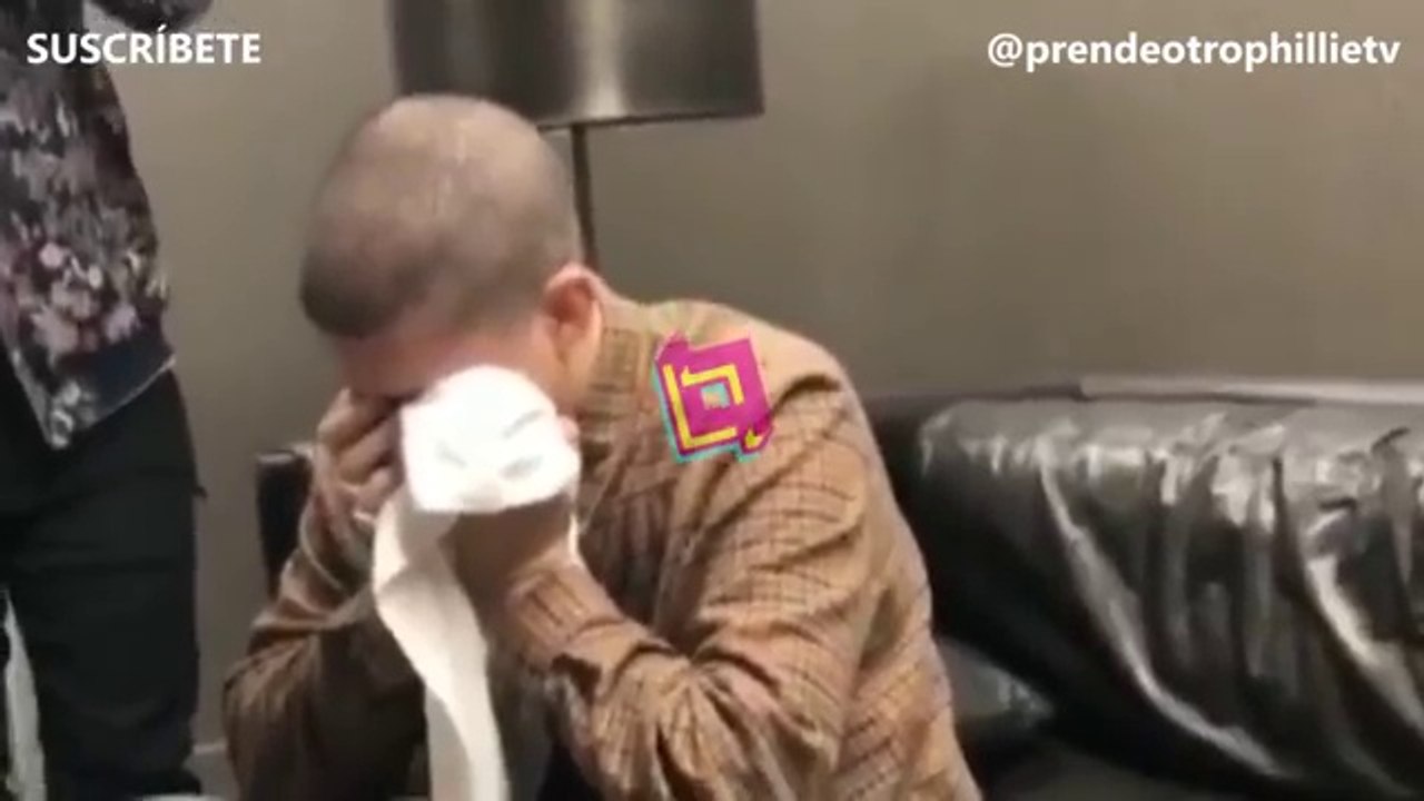 Bad Bunny llora emocionado al escuchar a sus amigos cantarle