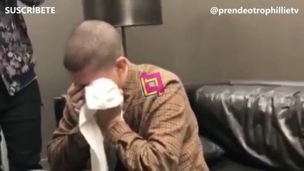 Bad Bunny llora emocionado al escuchar a sus amigos cantarle