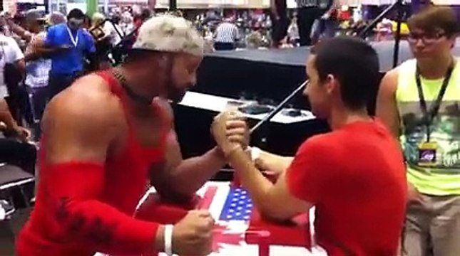 Ce gros costaud ne peut rien faire contre ce petit gars au bras de fer