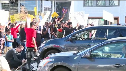 Télécharger la video: Demonstrators Protesting Death of Stephon Clark March Through Sacramento