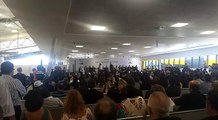 Rose de Freitas entrega terço para presidente Michel Temer durante discurso na cerimônia de inauguração do novo Aeroporto de Vitória nesta quinta-feira (29)