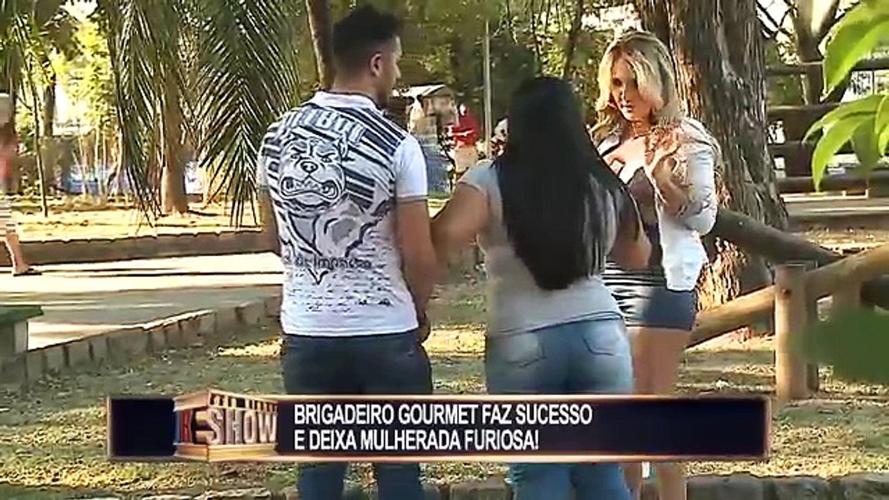 Bold saleswoman keeps the change in her bra and the womanizer stays in the poison