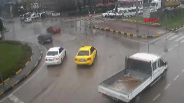 Karabük-Otomobil Bahçe Duvarına Çarptı, Sürücü Yaralandı