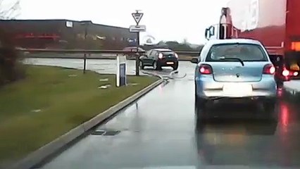 automovilista imprudente se expone a choque ante un camion