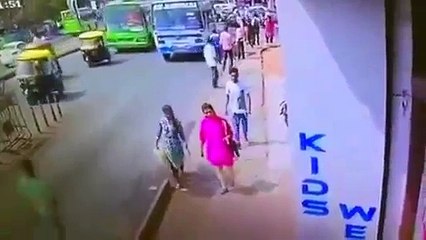 Ojo Si vas mirando tu teléfono por la calle puede pasarte esto