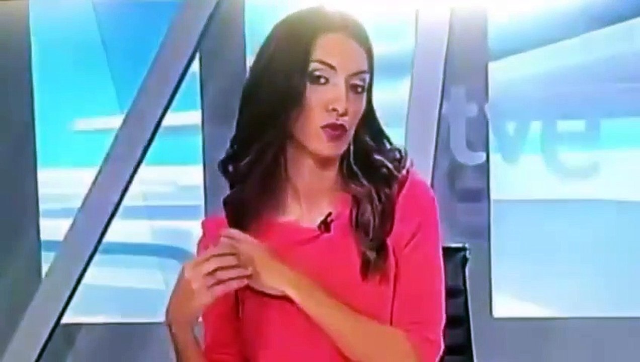 Presentadora se peina mientra esta en directo