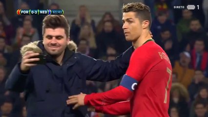 Il se filme en train de rentrer sur le terrain en plein match pour embrasser Cristiano Ronaldo.