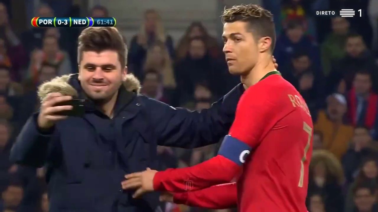 Il se filme en train de rentrer sur le terrain en plein match pour embrasser Cristiano Ronaldo.