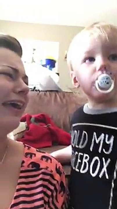 Hilarant : maman et bébé se partagent la tétine dès qu'ils pleurent
