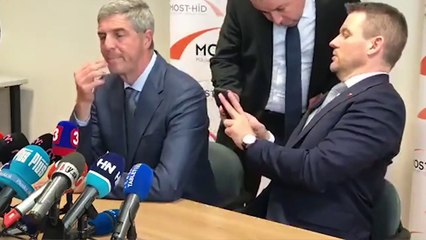 Quand le premier ministre slovaque fait tomber un sachet de cocaïne en pleine conférence de presse
