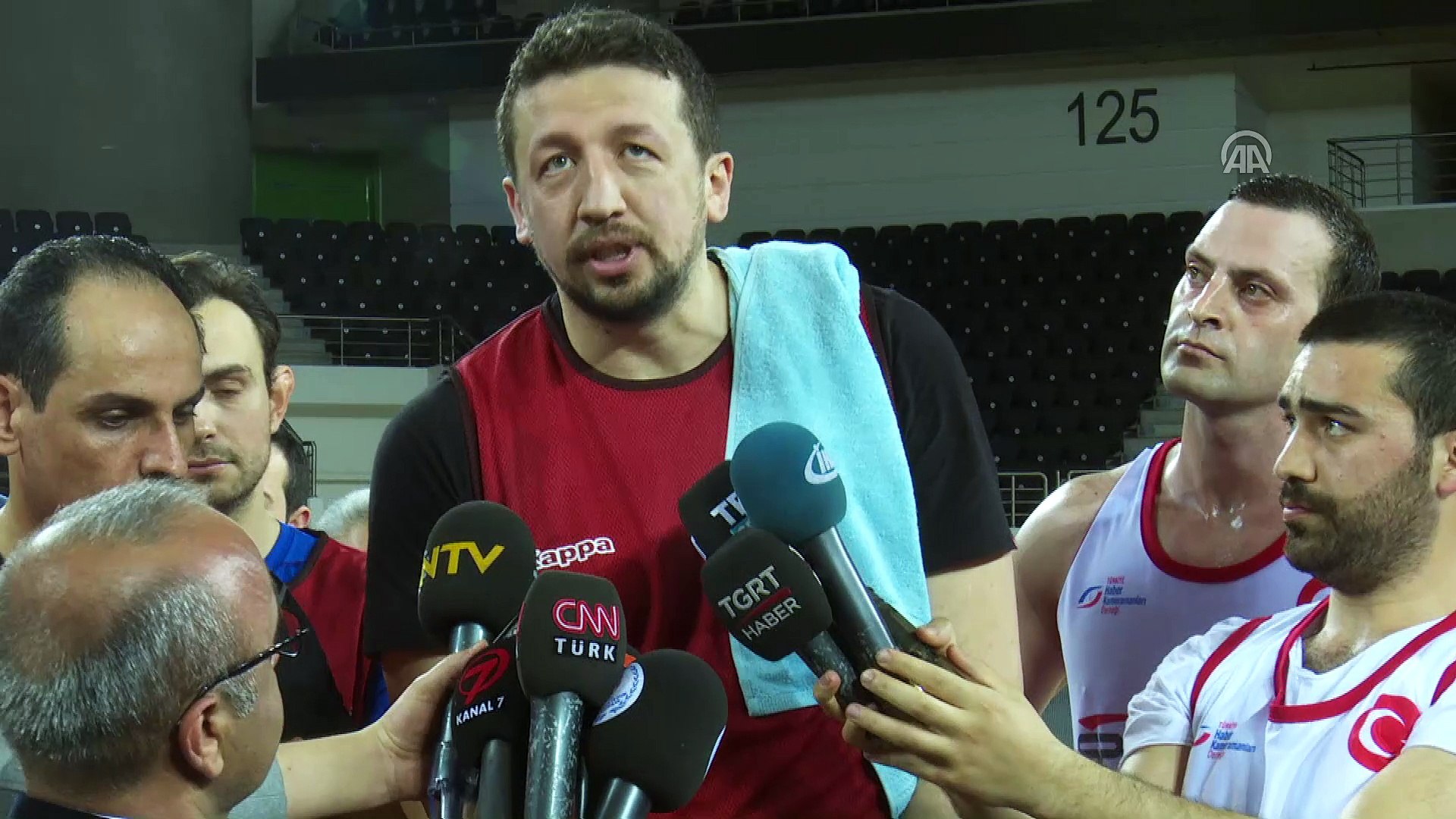 Havalimanında yaşayan basketbolcu Mehmet Şanlı'nın durumu - ANKARA -  Dailymotion Video