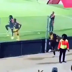 Aficionado de fútbol imita a los jugadores durante calentamiento