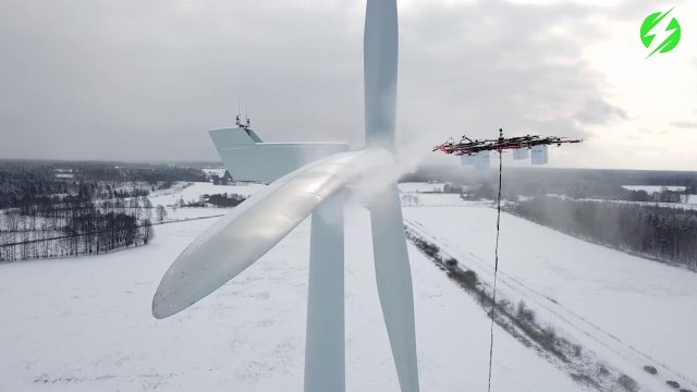 Voilà comment sont nettoyées les éoliennes... avec un drone