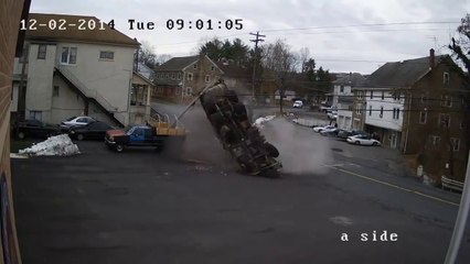 Скачать видео: Un camion poubelle n'a plus de frein et vient s'ecraser en plein virage