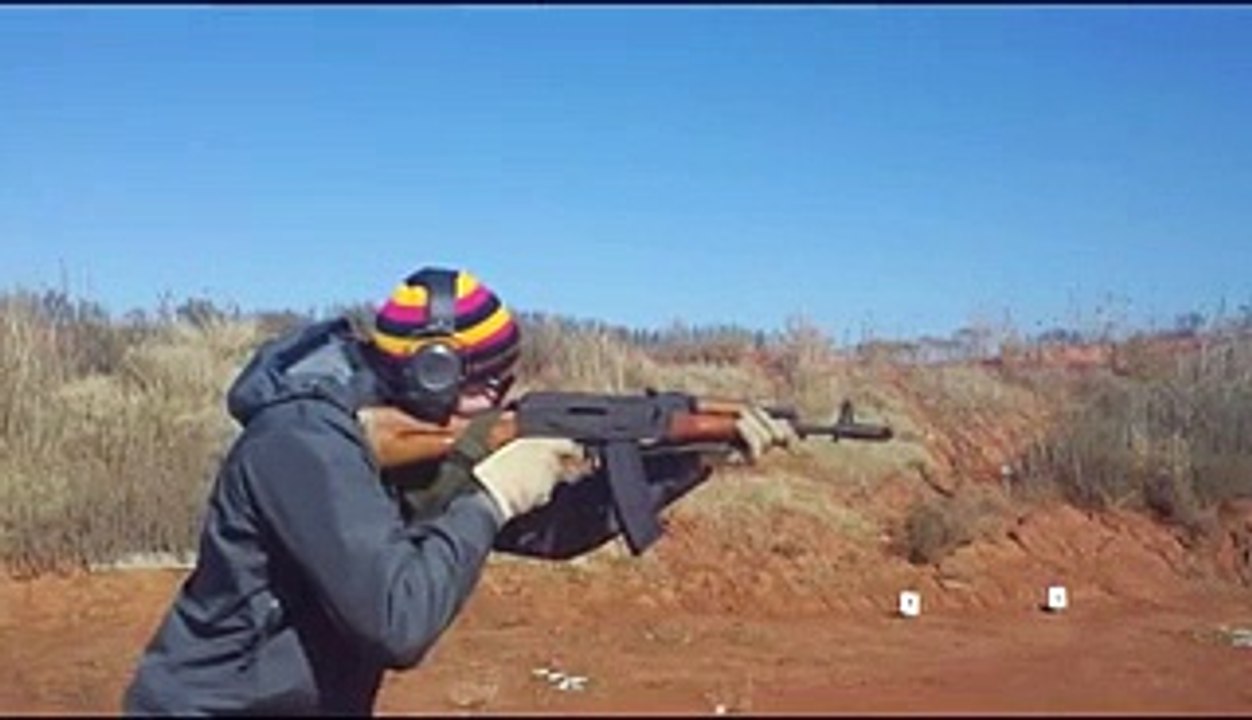 Il tire avec son fusil AK-47 qui lui explose dans le visage