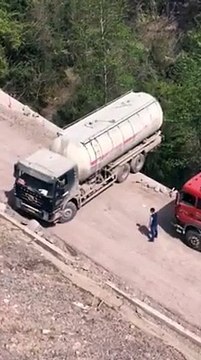Un demi-tour de fou réalisé par un chauffeur d'un camion en Chine !