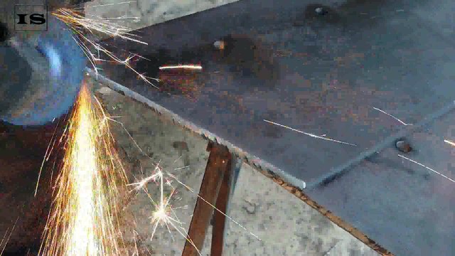 Fabriquer un escalier. Fabrication d'un petit escalier industriel avec des marches et palier en caillebotis.