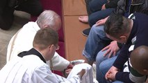 El papa lava pies de presos no católicos
