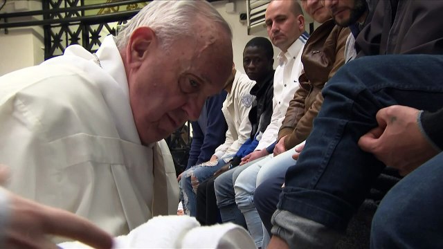 Papa lava os pés dos presos não católicos