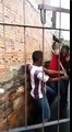 Homem leva surra após espancar crianças de 2 e 1 ano com fio de telefone e queimar com cigarro; Veja vídeo
