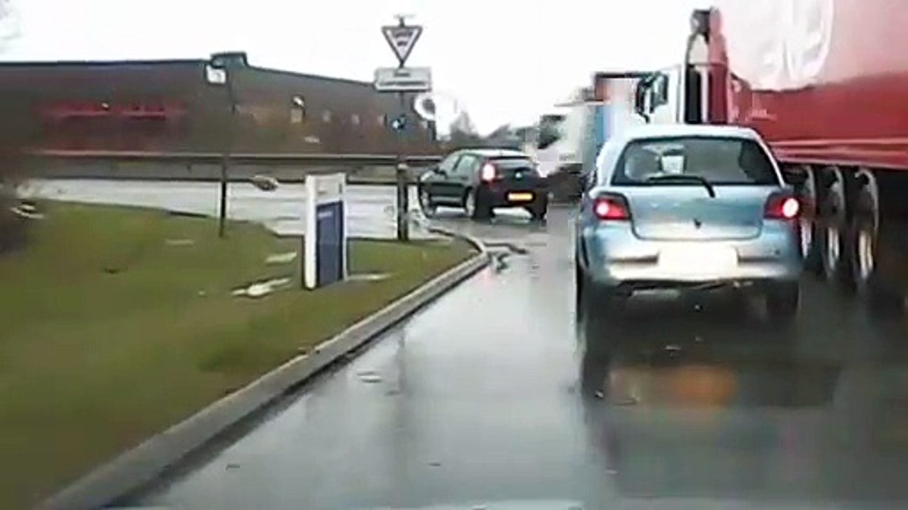 automovilista imprudente se expone a choque ante un camion