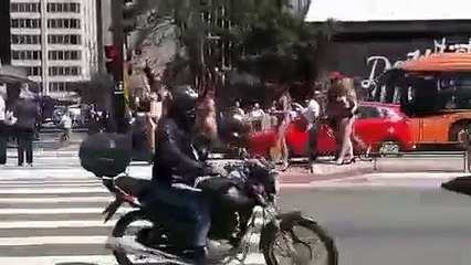 Automovilista se distrae con chicas en bikini y sufre un accidente